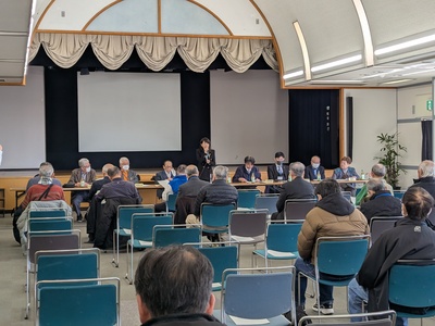 会場で挨拶をする芝田市長（写真）