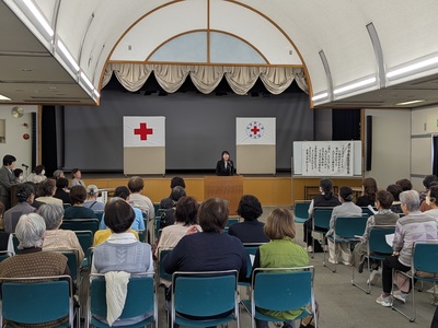 会場で挨拶をする芝田市長（写真）
