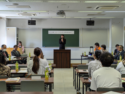 会場で挨拶をする市長（写真）