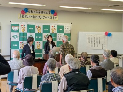 受賞者に賞状を授与する芝田市長（写真）