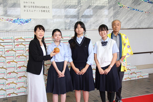 かまたんアート梨の制作にご協力いただいた鈴木様（右）と鎌ヶ谷高等学校美術部の皆さん（中央）（写真）