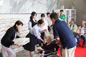 寄贈された梨箱をお渡しする芝田市長（写真）