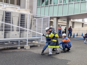 放水体験をする芝田市長(写真)