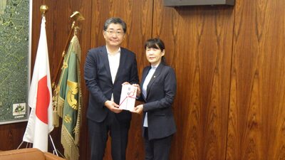 京葉瓦斯株式会社江口社長から寄附目録を受け取る芝田市長(’写真)