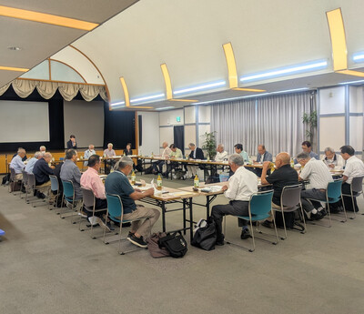 理事会で市政の報告する芝田市長(写真)