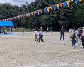 競技に参加している芝田市長（写真）