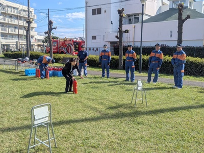 消火器の訓練に参加する芝田市長（写真）