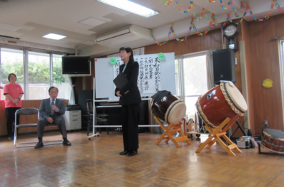 開会式で挨拶する芝田市長(写真)