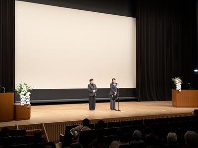 開会式で挨拶する芝田市長(写真)