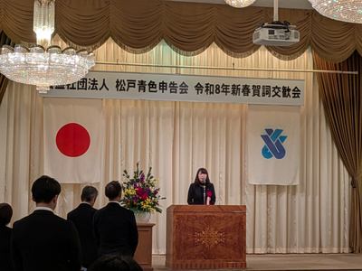 賀詞交歓会で挨拶する芝田市長（写真）