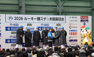 新入団選手から転入届を受け取る様子（写真）