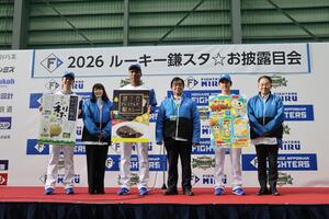 記念品の贈呈（写真）