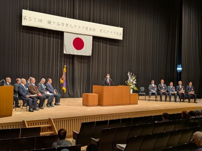 開会式で挨拶をする市長（写真）