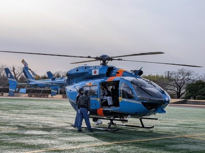 県警ヘリに搭乗中の芝田市長（写真）