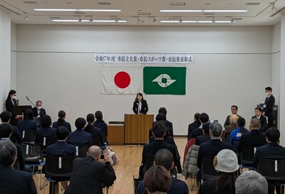 表彰式で挨拶する芝田市長(写真)