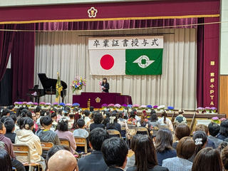 東部小学校卒業式の様子（写真）