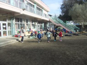 子どもが遊んでいる様子【写真】